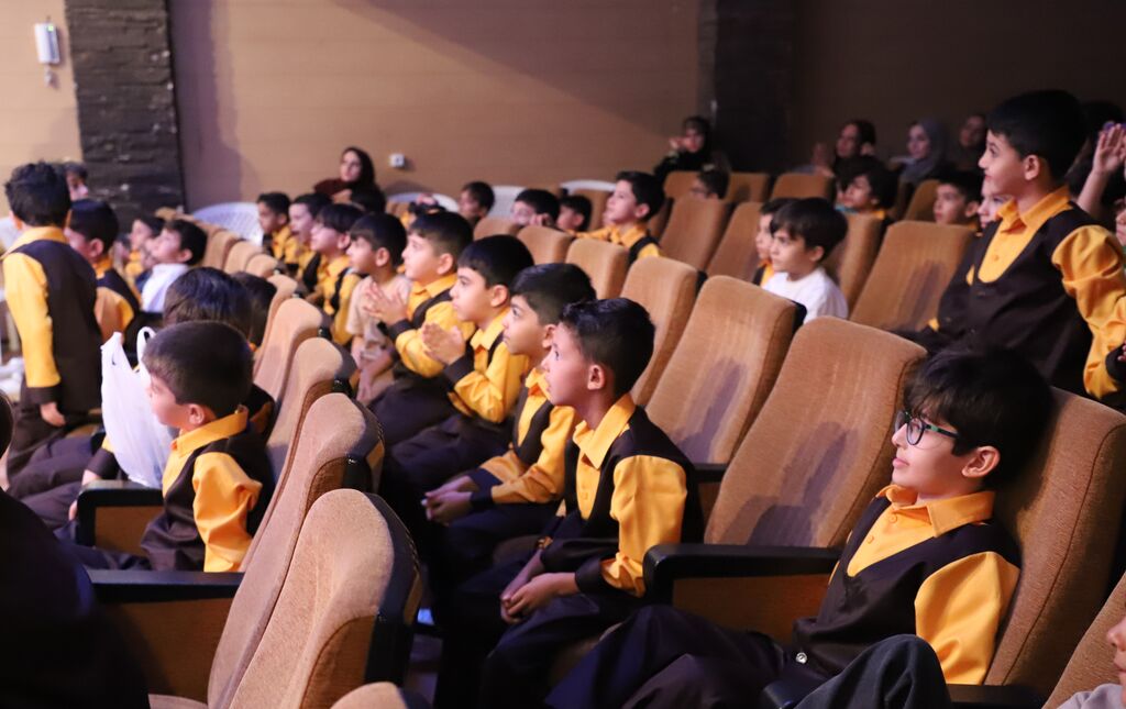 نمایش شاد و آهنگین «درون»