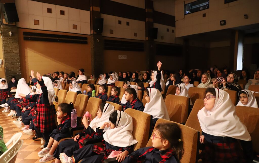 نمایش شاد و آهنگین «درون»