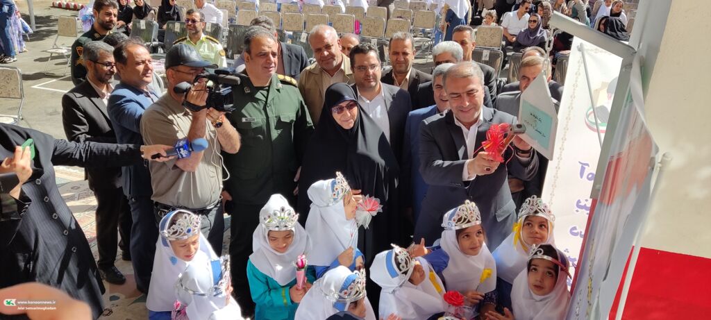 جشن شکوفهها و آغاز سال تحصیلی در سنندج با حضور مسئولان و خانوادهها