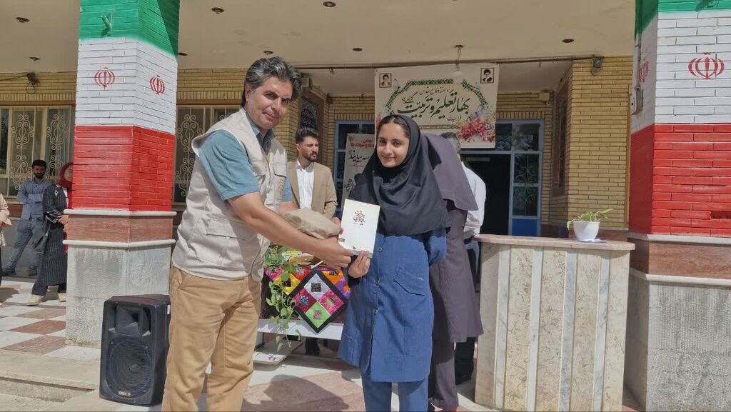 کتاب‌های کانون در دست «کلاس اولی‌ها»ی البرزی/ جشن آغاز مدرسه با کتابخانه سیار البرز