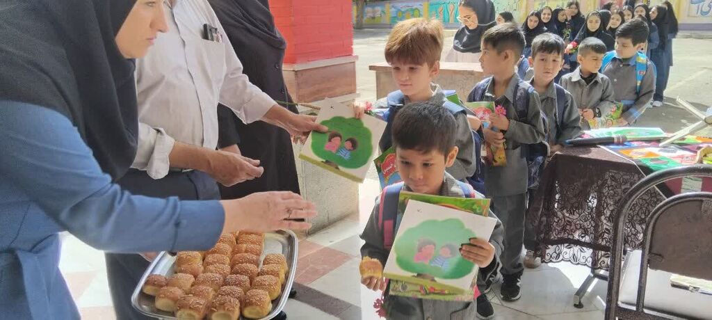 جشن شکوفه های روستای «آران البرز» با حضور کتتابخاانه سیار کانون کتابهای کانون در دست «کلاس اولیها»ی البرزی/ جشن آغاز مدرسه با کتابخانه سیار البرز