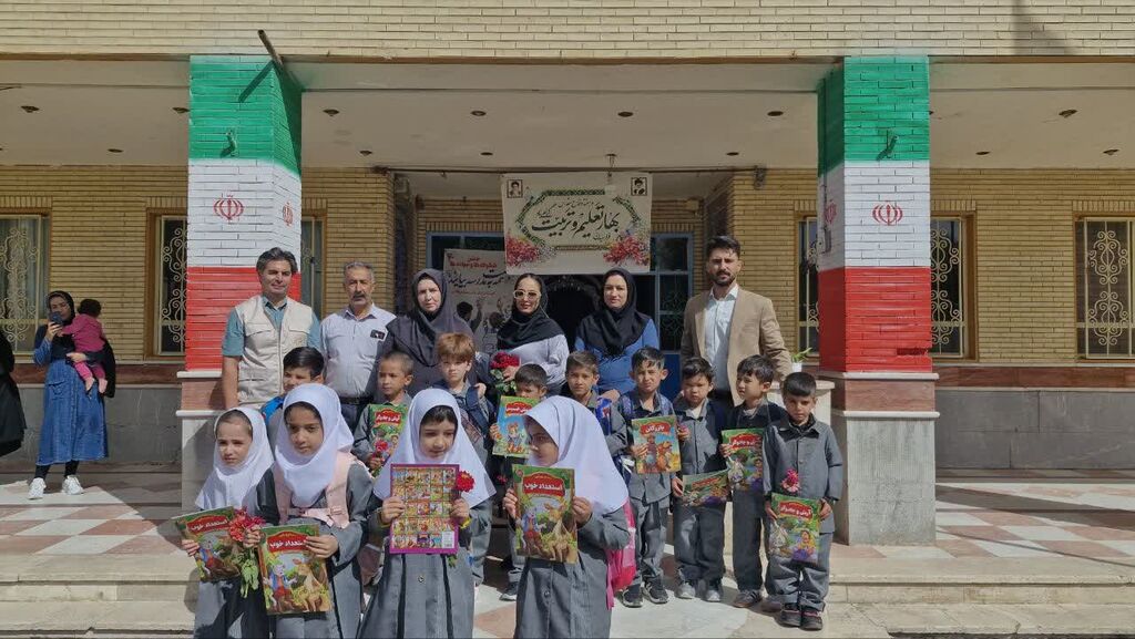 کتاب‌های کانون در دست «کلاس اولی‌ها»ی البرزی/ جشن آغاز مدرسه با کتابخانه سیار البرز