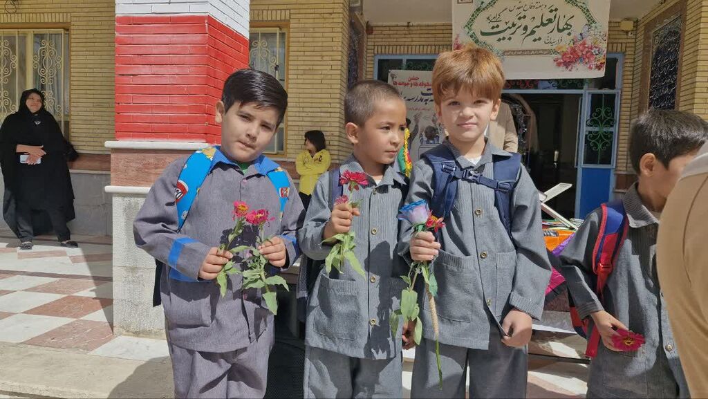 کتاب‌های کانون در دست «کلاس اولی‌ها»ی البرزی/ جشن آغاز مدرسه با کتابخانه سیار البرز