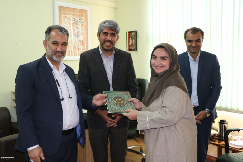 تجلیل از عوامل نمایش عروسکی «قلب آدم برفی» در کانون فارس