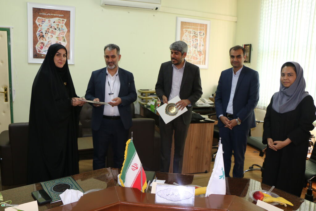 تجلیل از عوامل نمایش عروسکی «قلب آدم برفی» در کانون فارس