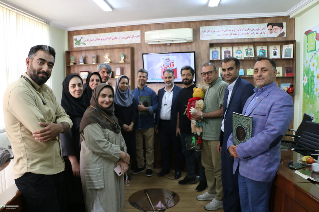تجلیل از عوامل نمایش عروسکی «قلب آدم برفی» در کانون فارس