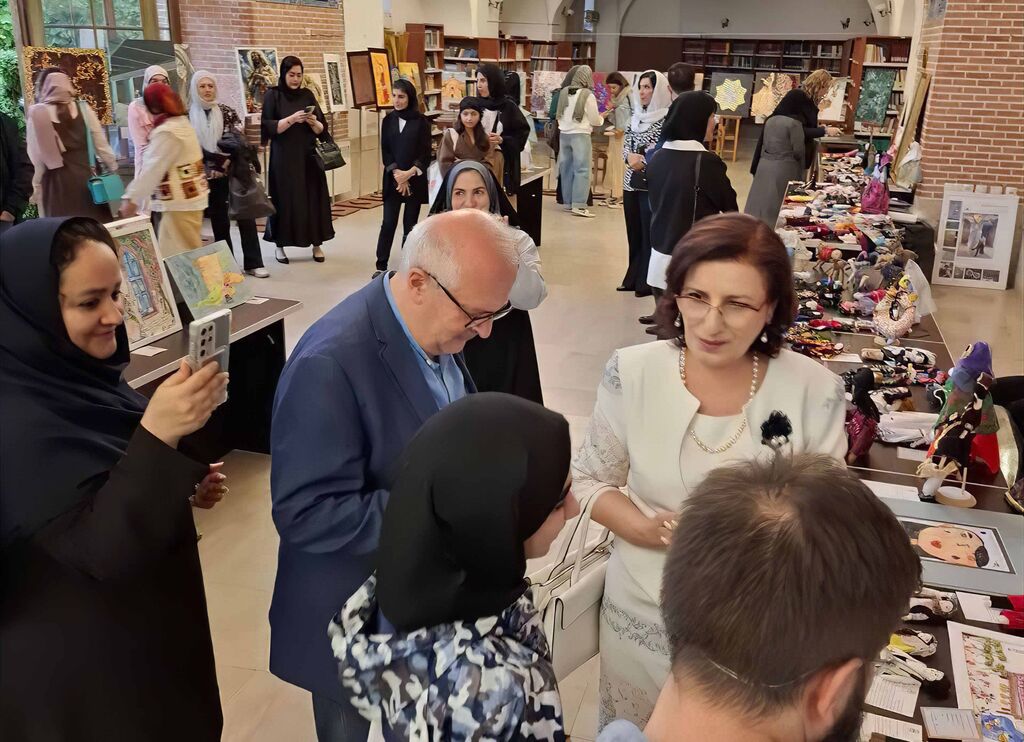 درخشش تسنیم میاری، عضو کانون پرورش فکری تنکابن، در نمایشگاه بینالمللی «رنگ و روایت» ارمنستان