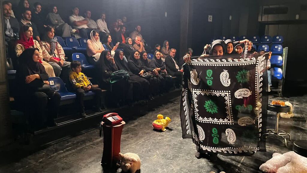 اجرای نمایش روژا دلنیا باش با حضور مسئولان استان کرمانشاه