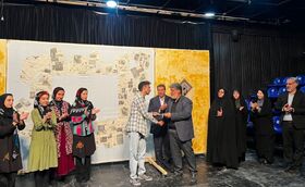 تقدیر از کارگردان نمایش «روژا دلنیا باش» در تئاتر شهر کرمانشاه
