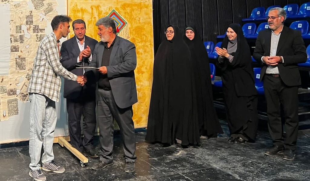 تقدیر از کارگردان نمایش «روژا دلنیا باش» در تئاتر شهر کرمانشاه