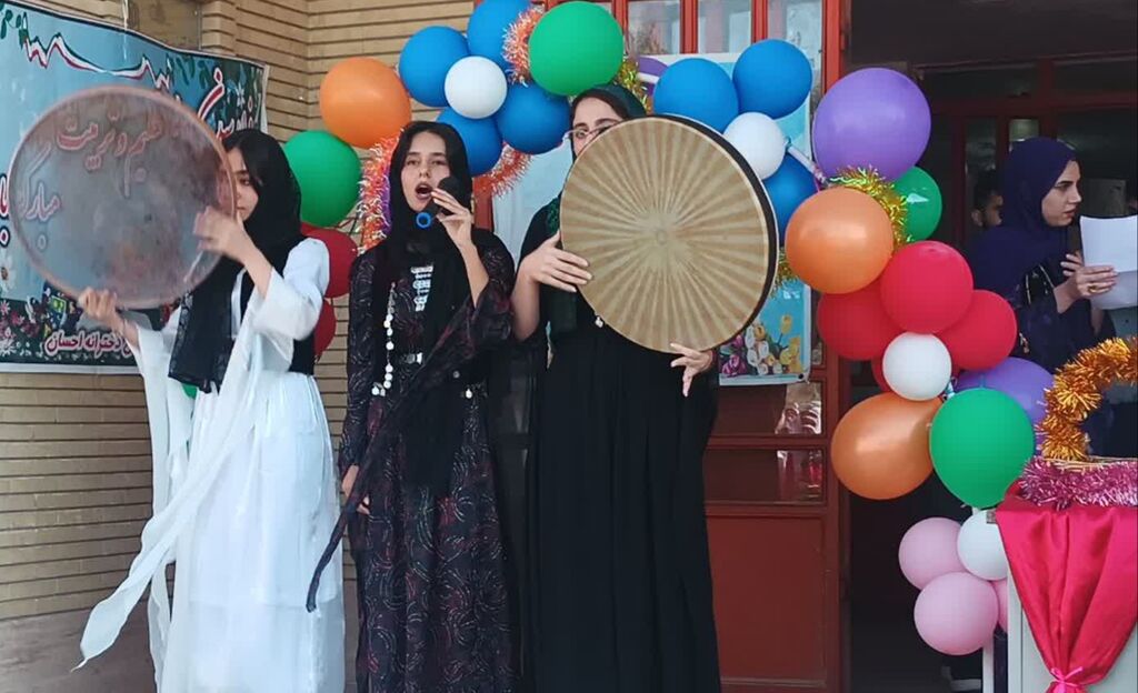 آغاز سال تحصیلی با هنر و یاد حماسهسازان در مدرسه احسان ثلاث باباجانی