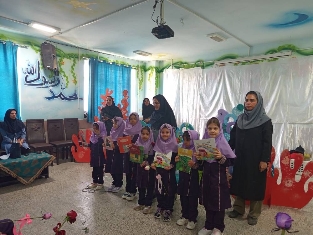 «ماهی رنگین‌کمان» با پیام مهربانی به جشن شکوفه‌های شیراز رفت