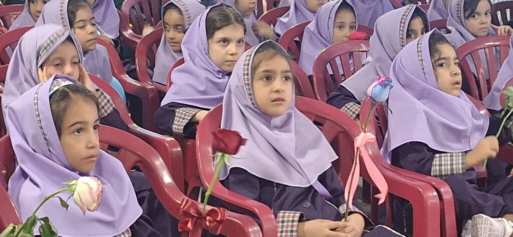«ماهی رنگین‌کمان» با پیام مهربانی به جشن شکوفه‌های شیراز رفت