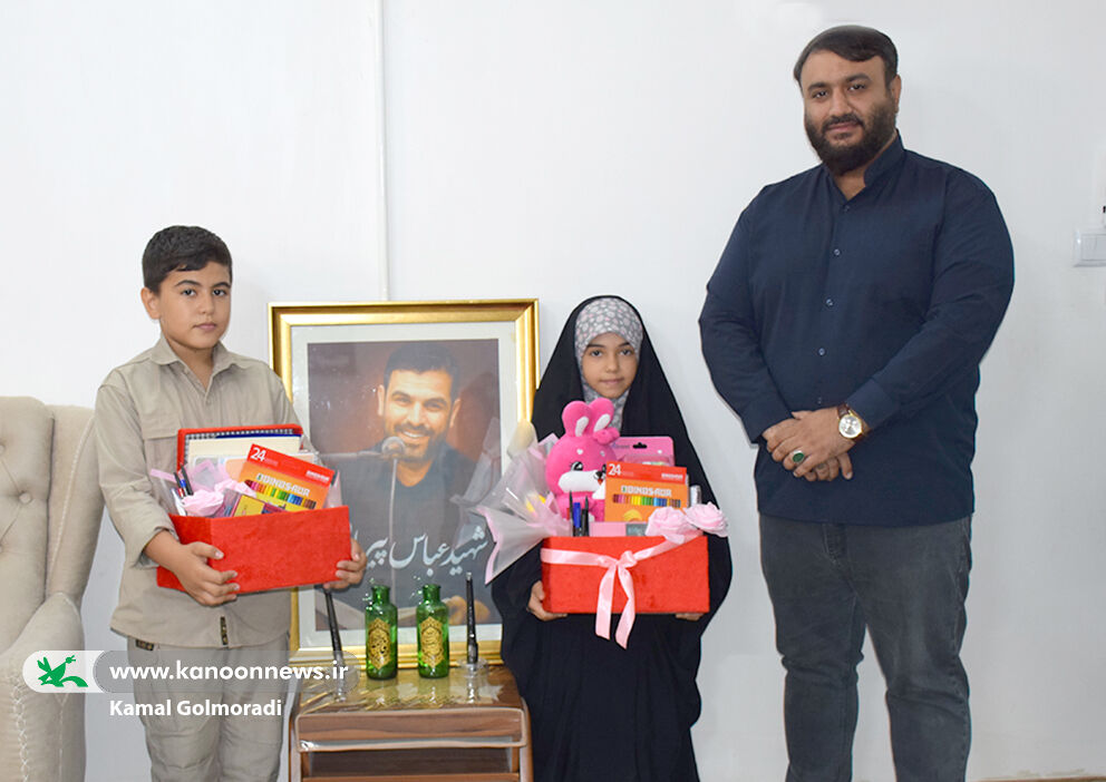 تجلیل مدیرکل کانون لرستان از فرزندان شهید عباس پیریایی تجلیل مدیرکل کانون لرستان از فرزندان شهید عباس پیریایی