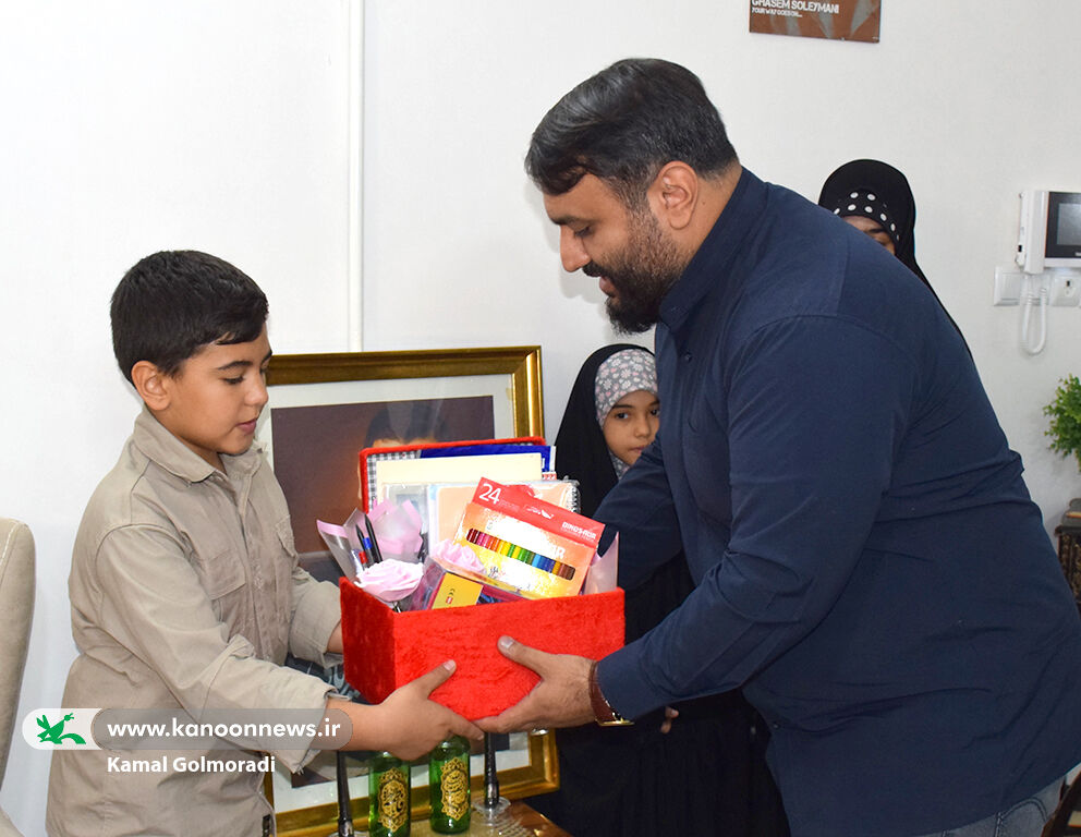 بهترین وظیفه ما در قبال شهدا خدمت به مردم است