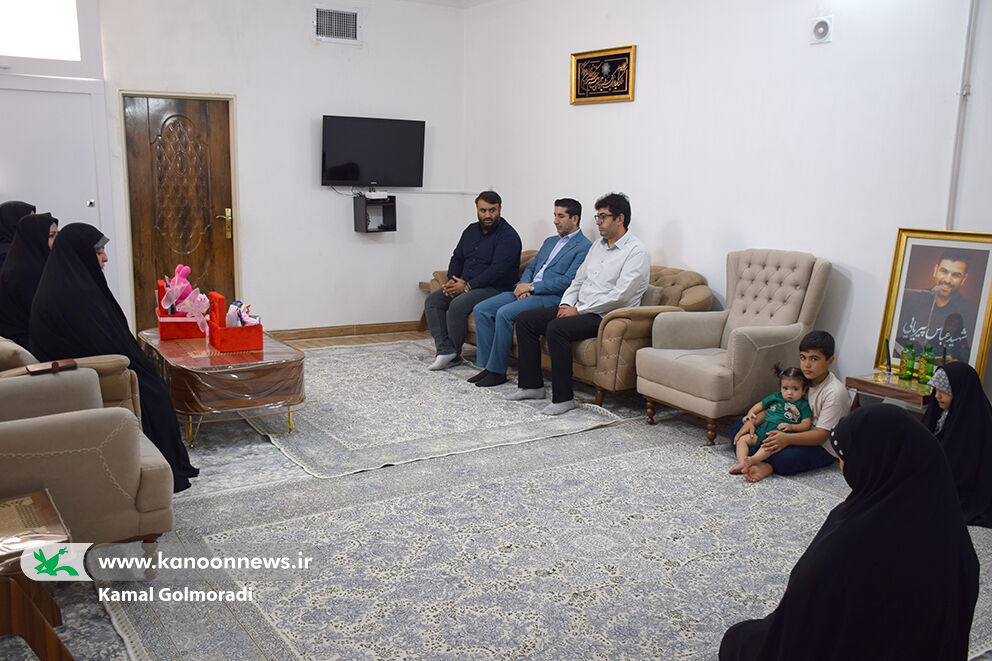 بهترین وظیفه ما در قبال شهدا خدمت به مردم است