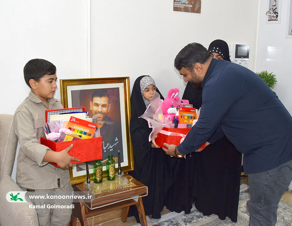 بهترین وظیفه ما در قبال شهدا خدمت به مردم است