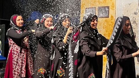 نمایش روژا دلنیا باش