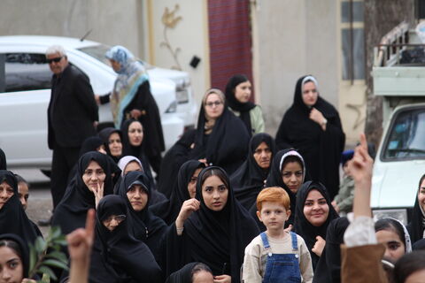 تماشاخانه سیار کانون پرورش فکری با استقبال کم نظیر کودکان، نوجوانان و خانواده های خون گرم شهرستان مهربان در زیر اشک های آسمان.