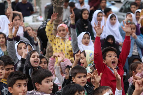تماشاخانه سیار کانون پرورش فکری با استقبال کم نظیر کودکان، نوجوانان و خانواده های خون گرم شهرستان مهربان در زیر اشک های آسمان.