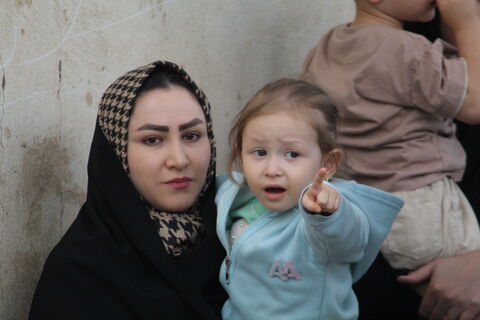 تماشاخانه سیار کانون پرورش فکری با استقبال کم نظیر کودکان، نوجوانان و خانواده های خون گرم شهرستان مهربان در زیر اشک های آسمان.