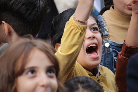 تماشاخانه سیار کانون پرورش فکری با استقبال کم نظیر کودکان، نوجوانان و خانواده های خون گرم شهرستان مهربان در زیر اشک های آسمان.