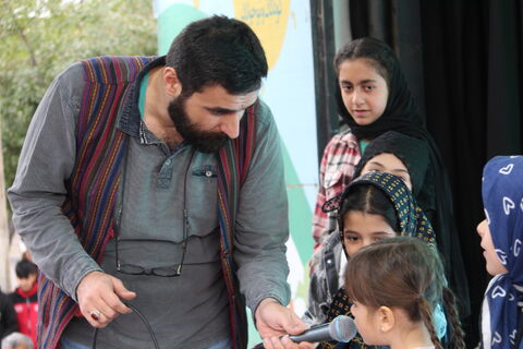 تماشاخانه سیار کانون پرورش فکری با استقبال کم نظیر کودکان، نوجوانان و خانواده های خون گرم شهرستان مهربان در زیر اشک های آسمان.