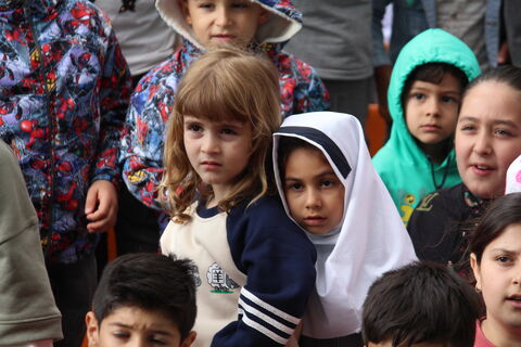 تماشاخانه سیار کانون پرورش فکری با استقبال کم نظیر کودکان، نوجوانان و خانواده های خون گرم شهرستان مهربان در زیر اشک های آسمان.