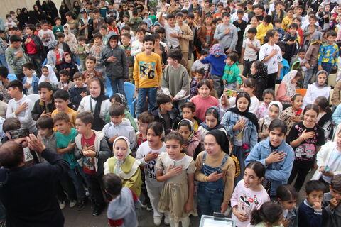 تماشاخانه سیار کانون پرورش فکری با استقبال کم نظیر کودکان، نوجوانان و خانواده های خون گرم شهرستان مهربان در زیر اشک های آسمان.