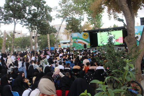 تماشاخانه سیار کانون پرورش فکری با استقبال کم نظیر کودکان، نوجوانان و خانواده های خون گرم شهرستان مهربان، در زیر اشک های آسمان.