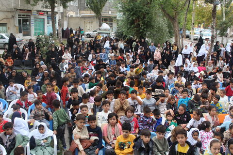 تماشاخانه سیار کانون پرورش فکری با استقبال کم نظیر کودکان، نوجوانان و خانواده های خون گرم شهرستان مهربان، در زیر اشک های آسمان.