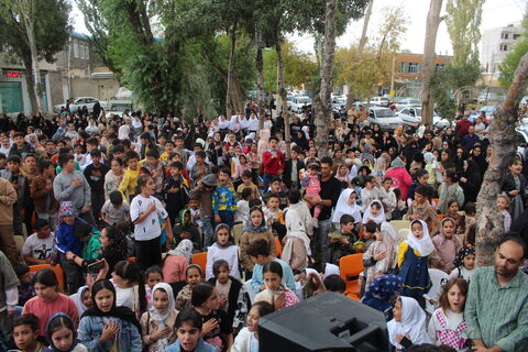 تماشاخانه سیار کانون پرورش فکری با استقبال کم نظیر کودکان، نوجوانان و خانواده های خون گرم شهرستان مهربان، در زیر اشک های آسمان.