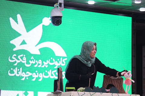 تماشاخانه سیار کانون پرورش فکری با استقبال کم نظیر کودکان، نوجوانان و خانواده های خون گرم شهرستان مهربان، در زیر اشک های آسمان.