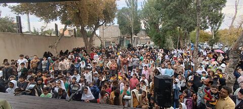 تماشاخانه سیار کانون پرورش فکری با استقبال کم نظیر کودکان، نوجوانان و خانواده های خون گرم شهرستان مهربان، در زیر اشک های آسمان.