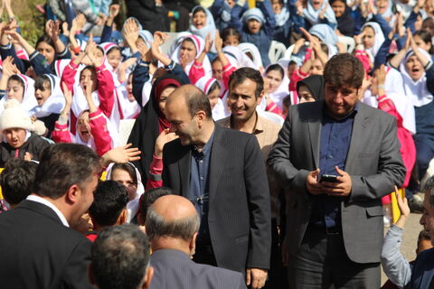 در سردترین شهر استان با استقبال گرم و بی نظیر کودکان، نوجوانان و خانواده های محترم از تماشاخانه سیار کانون پرورش در اولین مقصد خود در سراب.