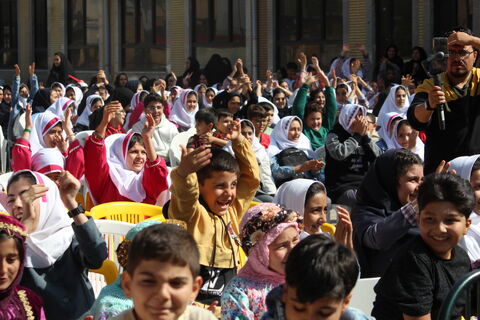 در سردترین شهر استان با استقبال گرم و بی نظیر کودکان، نوجوانان و خانواده های محترم از تماشاخانه سیار کانون پرورش در اولین مقصد خود در سراب.