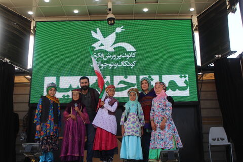 در سردترین شهر استان با استقبال گرم و بی نظیر کودکان، نوجوانان و خانواده های محترم از تماشاخانه سیار کانون پرورش در اولین مقصد خود در سراب.