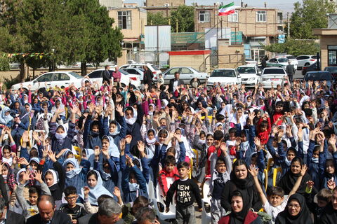 در سردترین شهر استان با استقبال گرم و بی نظیر کودکان، نوجوانان و خانواده های محترم از تماشاخانه سیار کانون پرورش در اولین مقصد خود در سراب.