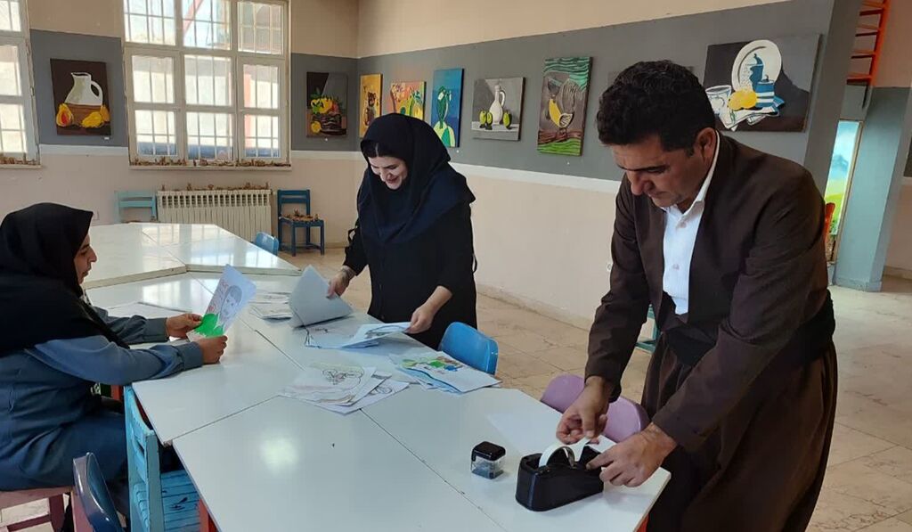 بازگشایی نمایشگاه آثار هنری به مناسبت هفته دفاع مقدس در مرکز روانسر