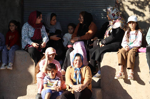 تماشاخانه سیار کانون، شادی را با نمایش آهنگین و طنر «هیولیا» به آبیبیگلو و عنبران برد