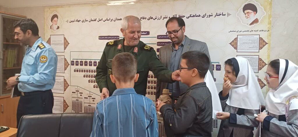 دیدار اعضای کودک کانون همدان با سردار ظفری