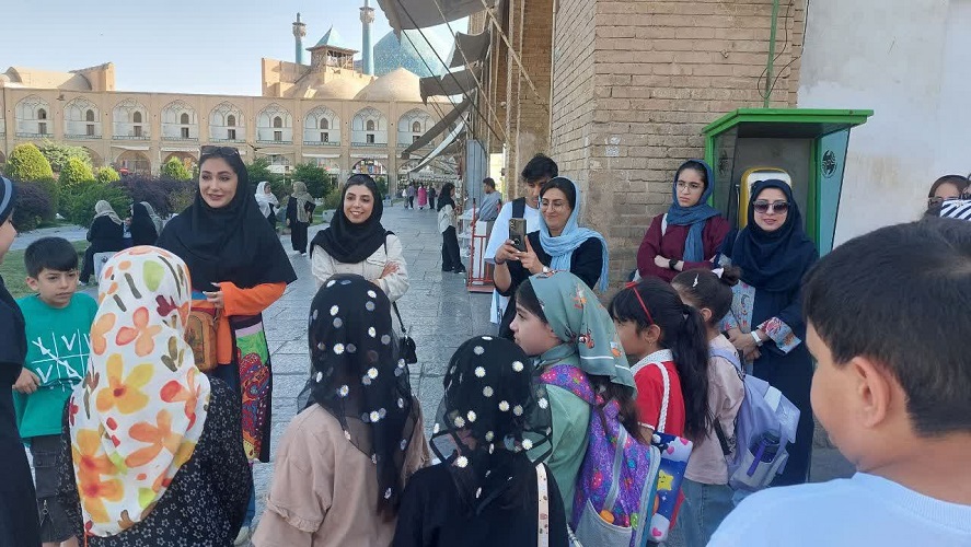 بازدید کانون‌یاران از مجموعه تاریخی میدان امام خمینی(ره) اصفهان نصف‌جهان