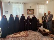 دیدارمدیرکل کانون استان ایلام وجمعی از کارکنان بامادرشهید جاویدالاثر درهفته دفاع مقدس