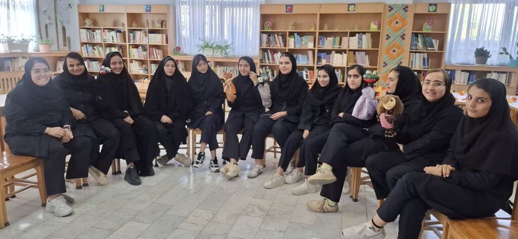 آشنایی دانش‌آموزان هنرستان حجاب با تاریخ و فعالیت‌های کانون پرورش فکری بسطام