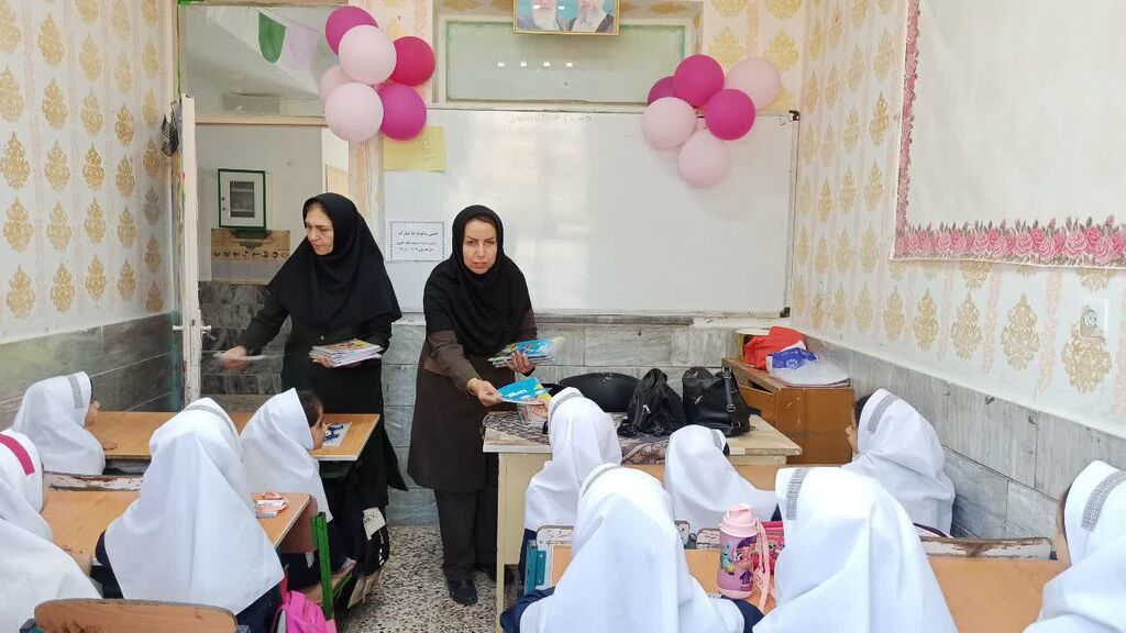 جشن آغاز مهر با همکاری کانون در مدارس حاشیه شهر قوچان