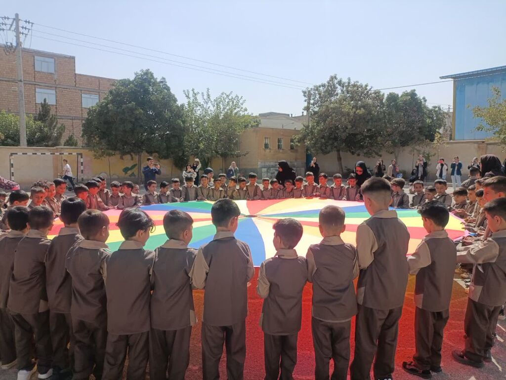 جشن آغاز مهر با همکاری کانون در مدارس حاشیه شهر قوچان