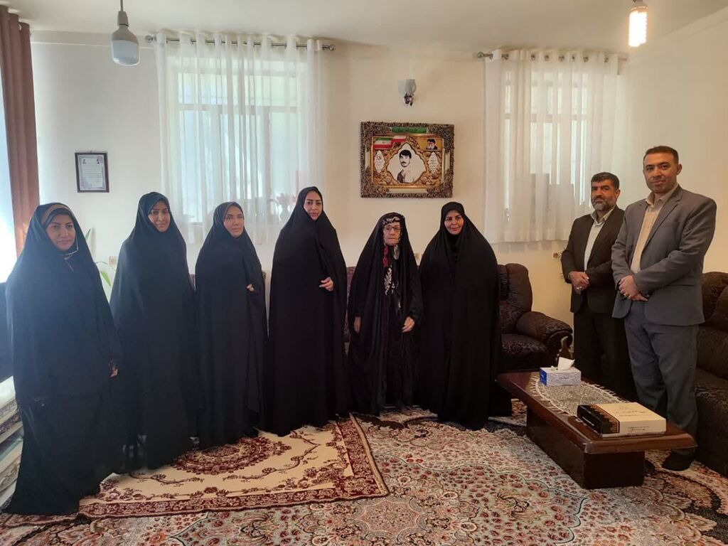 دیدارمدیرکل کانون استان ایلام وجمعی از کارکنان بامادرشهید جاویدالاثر درهفته دفاع مقدس
