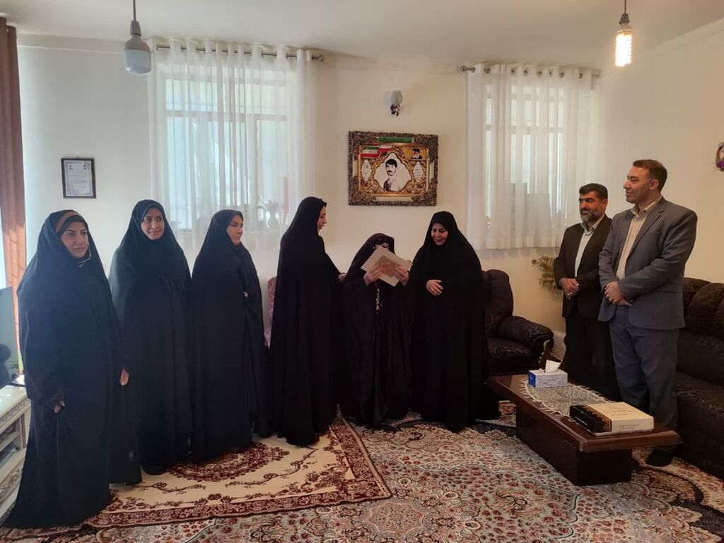 دیدارمدیرکل کانون استان ایلام وجمعی از کارکنان با خانواده شهید جاویدالاثر درهفته دفاع مقدس