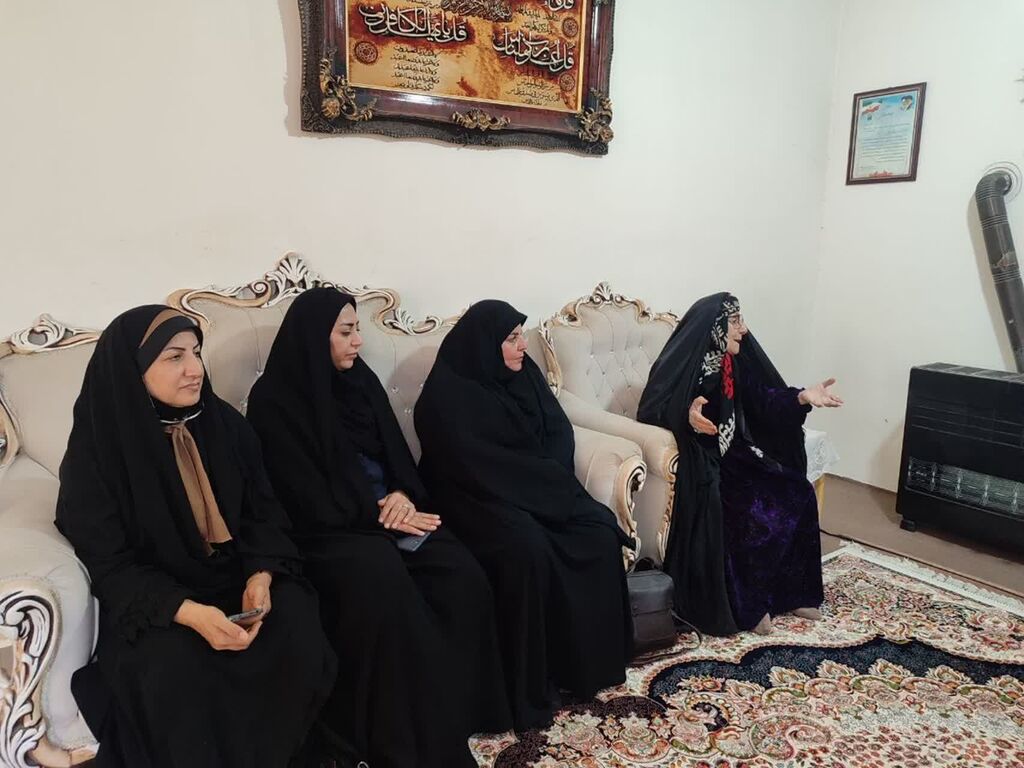 دیدارمدیرکل کانون استان ایلام وجمعی از کارکنان با خانواده شهید جاویدالاثر درهفته دفاع مقدس