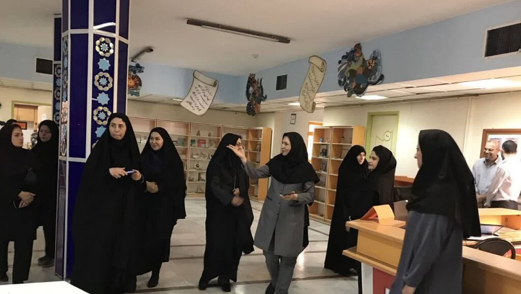 نمایشگاه «رنگ و رهایی» کانون کرمانشاه، میزبان مسئولان استانی شد
